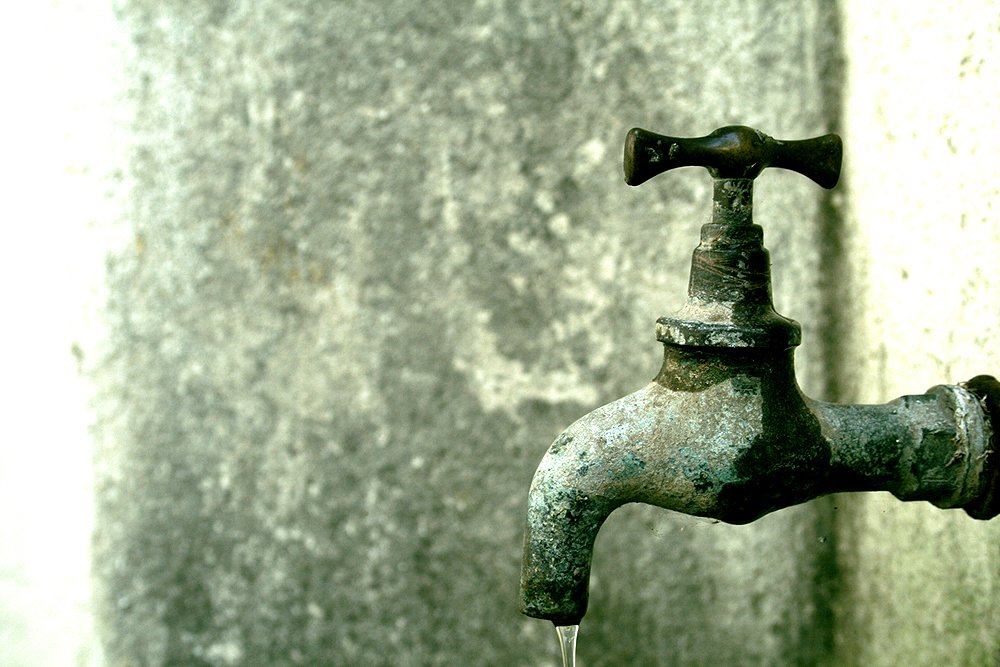 an old faucet that is very rusty