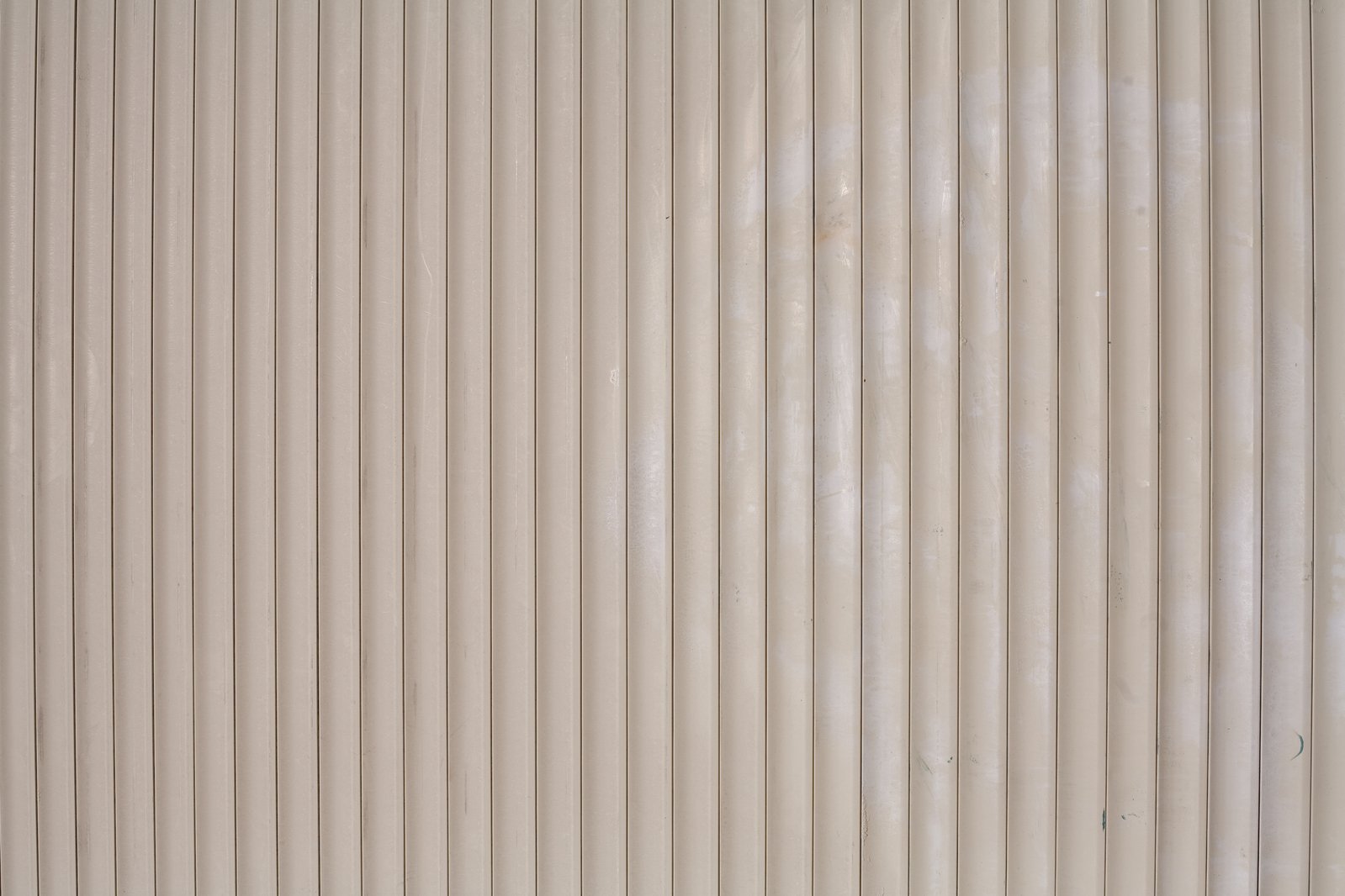 an abstract pattern made up of white vertical blind blinds