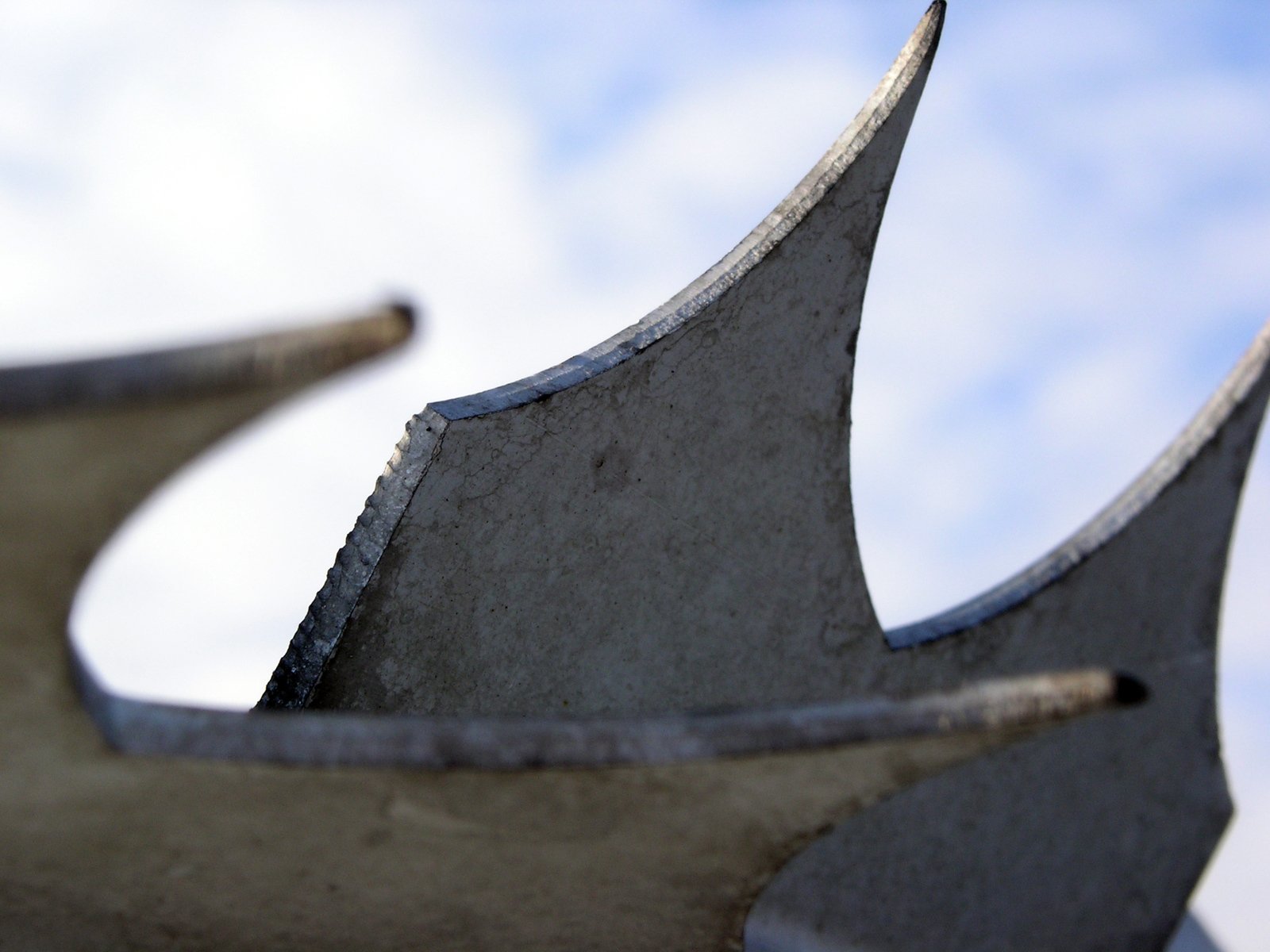 an abstract view of some type of architecture in a park