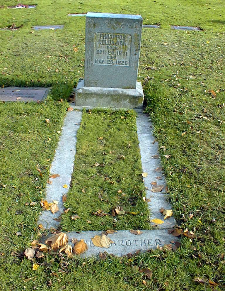 a monument is shown in the grass