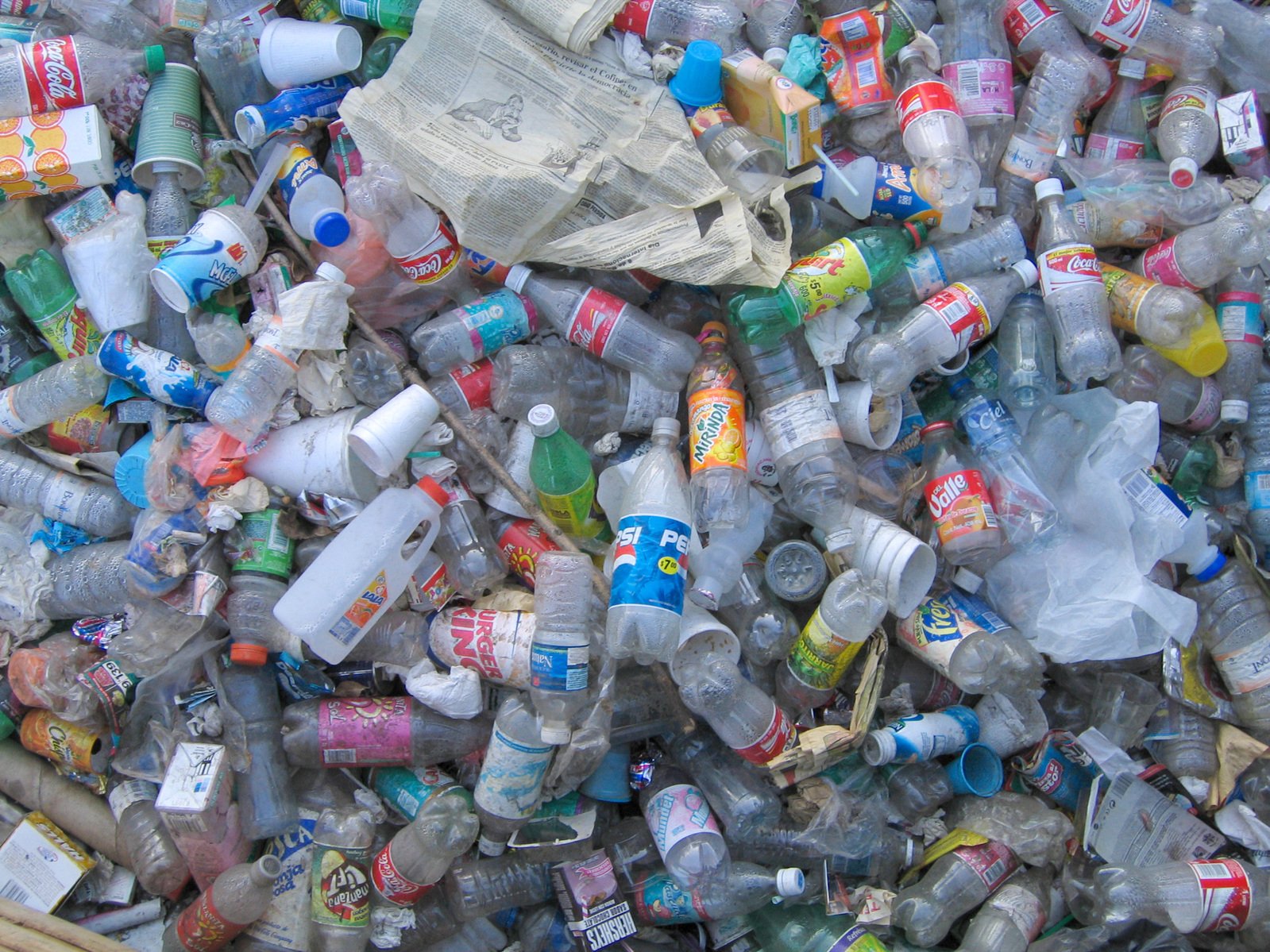 a large amount of bottled bottles are scattered in the ground