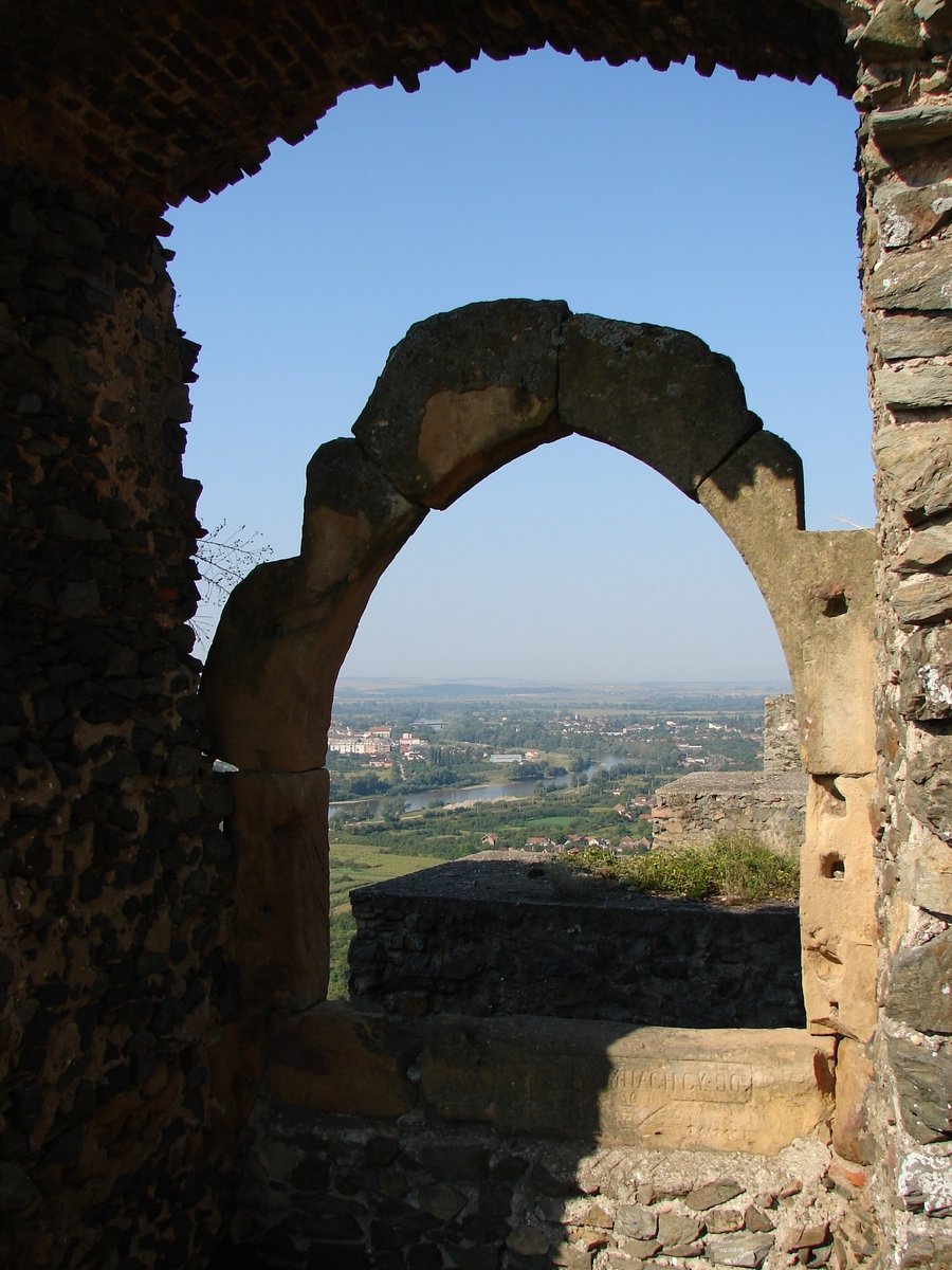 an arch with stone work on the outside