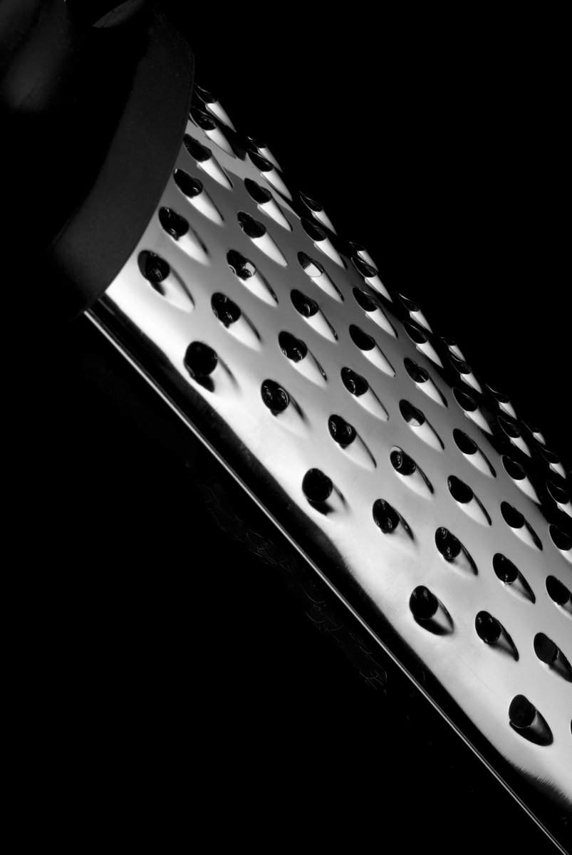 a black and white pograph of a metal object
