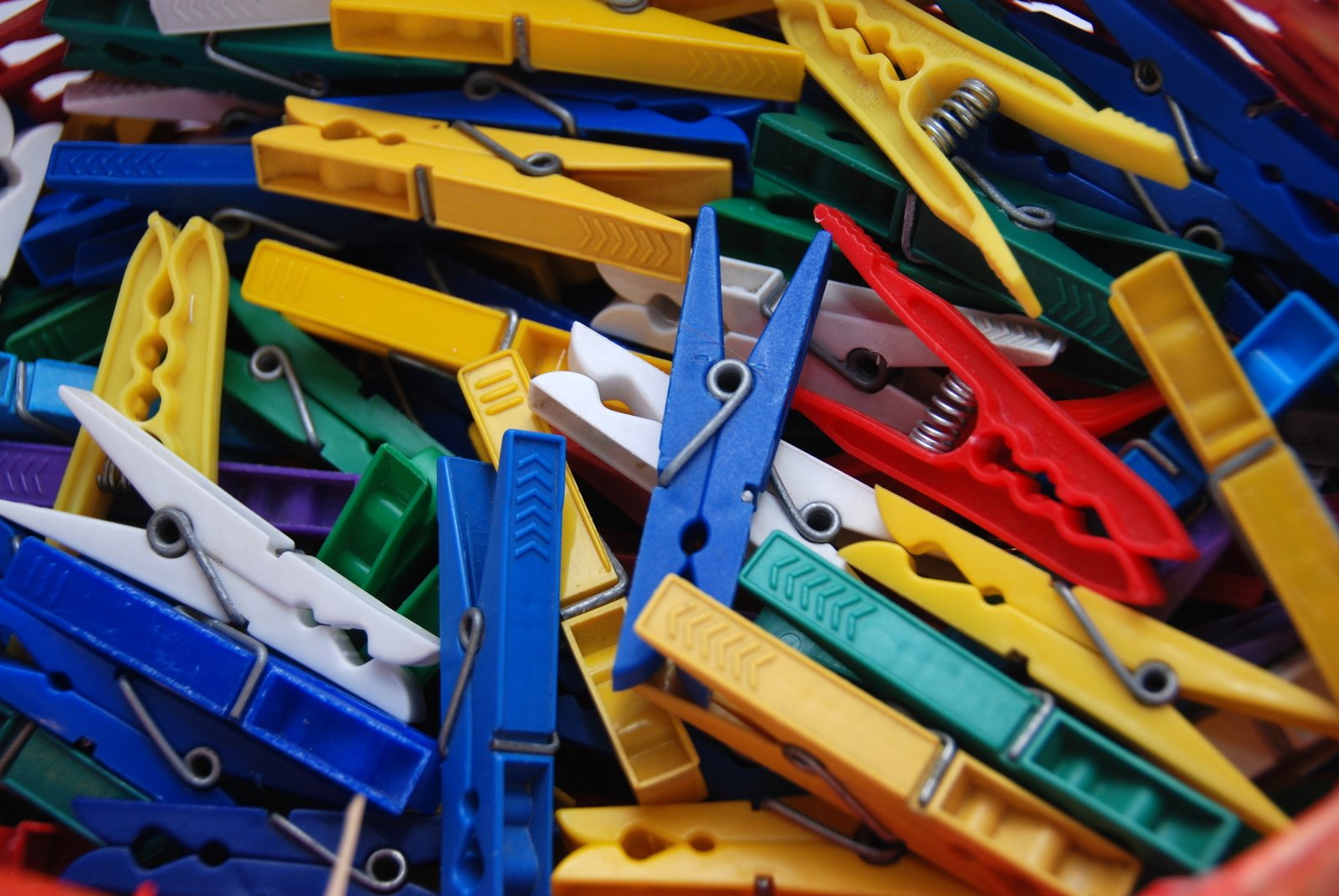 colorful scissors are arranged in rows, and on the ground