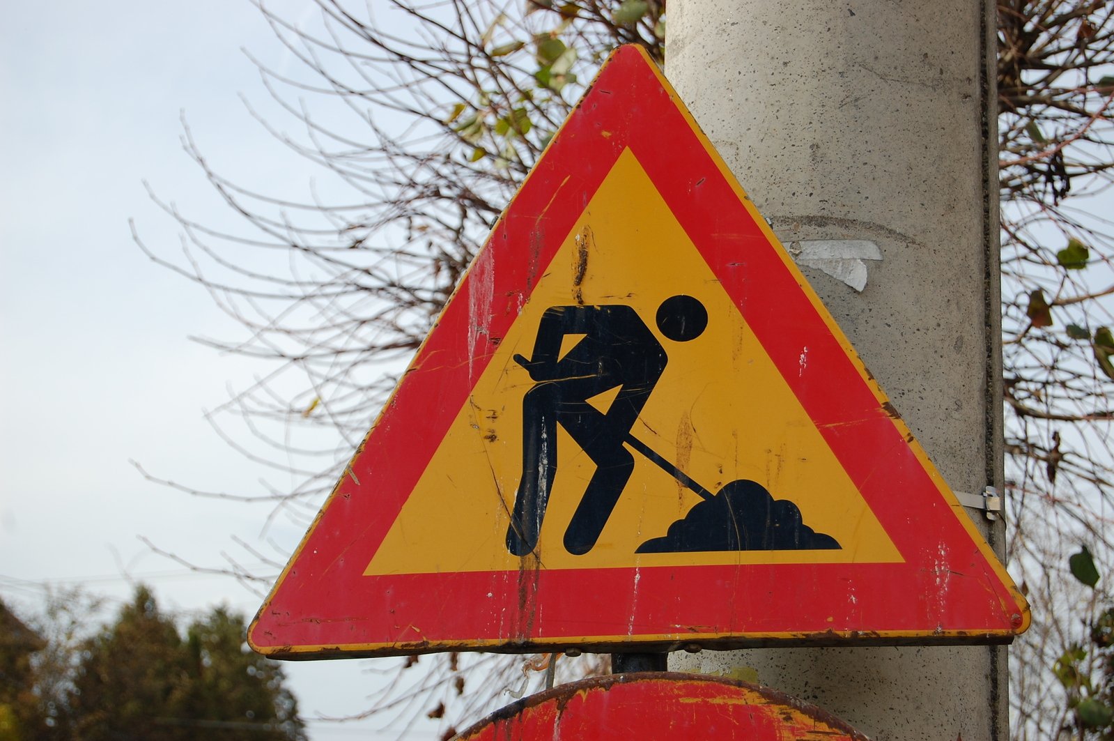 a street sign warning people to remove snow