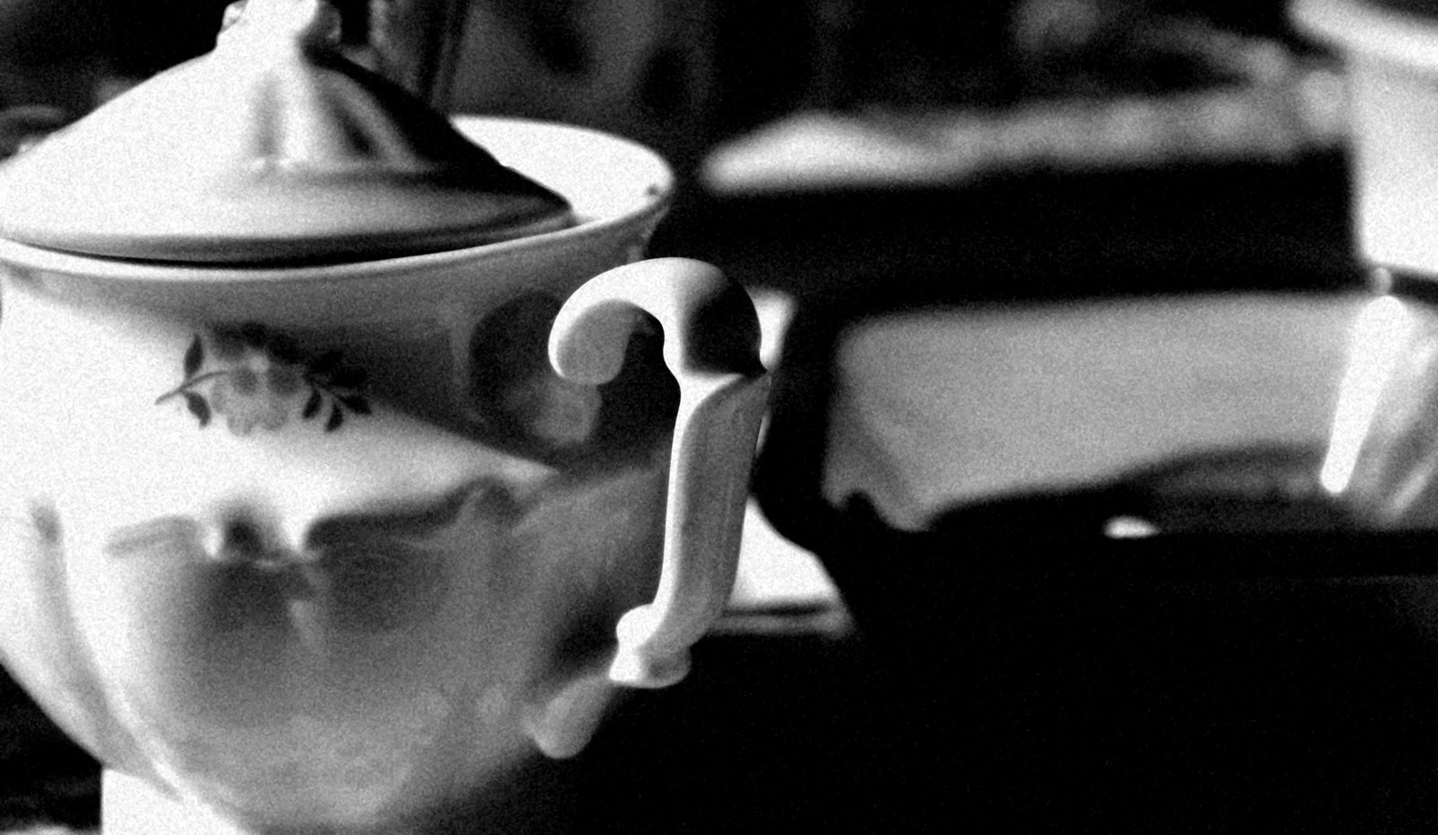 a black and white po of tea pot