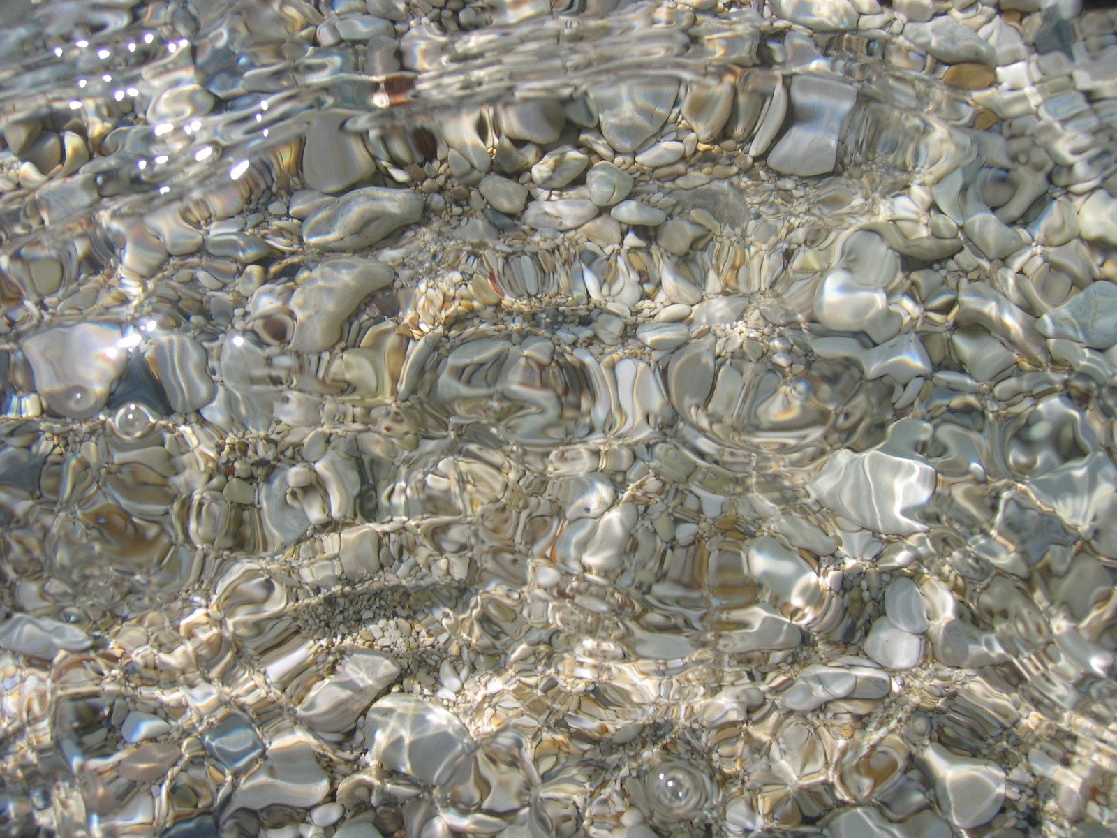 there is a mixture of rocks and water, creating this image