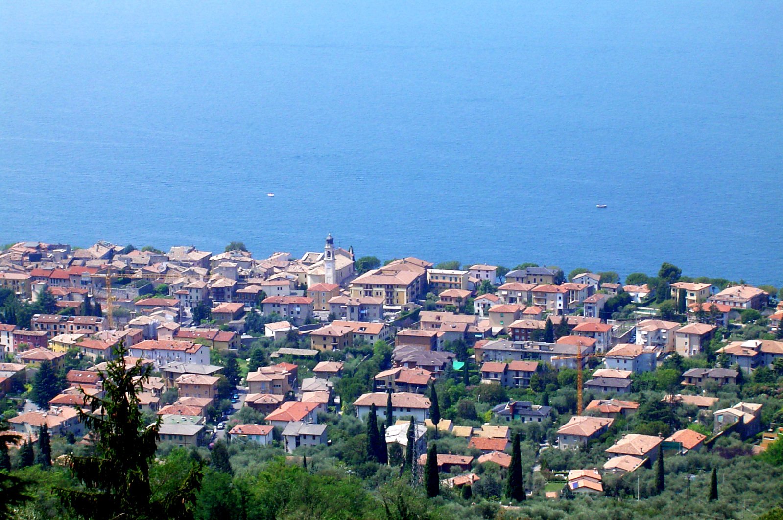 an aerial view of many houses in a hill side area