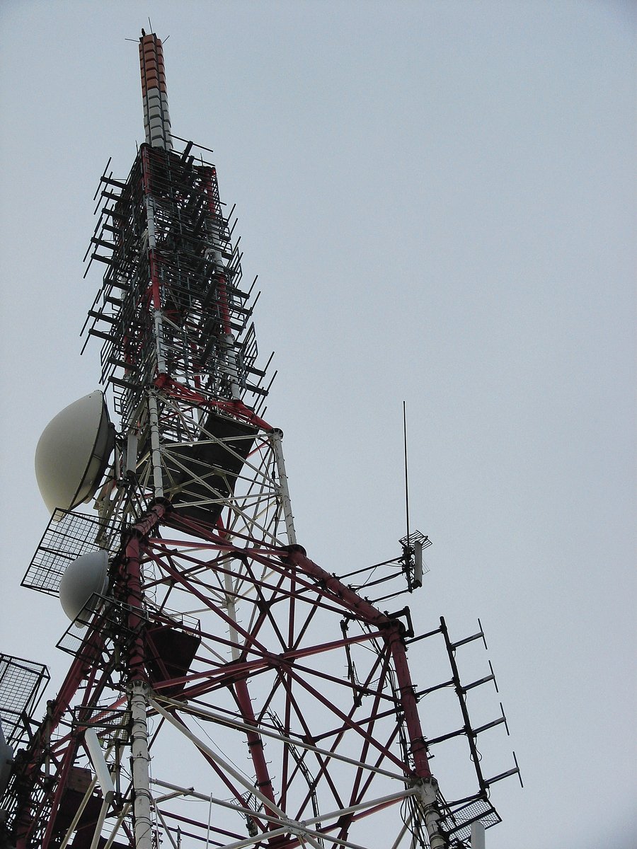 an image of a radio tower with some antennas