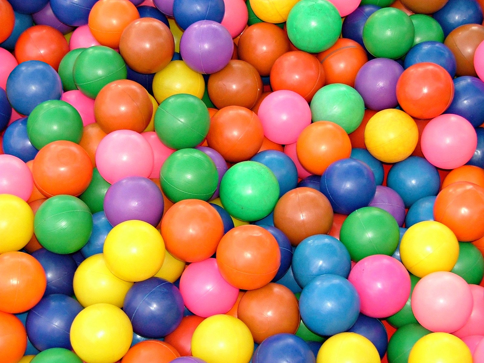 there is a lot of colorful balls in the pool