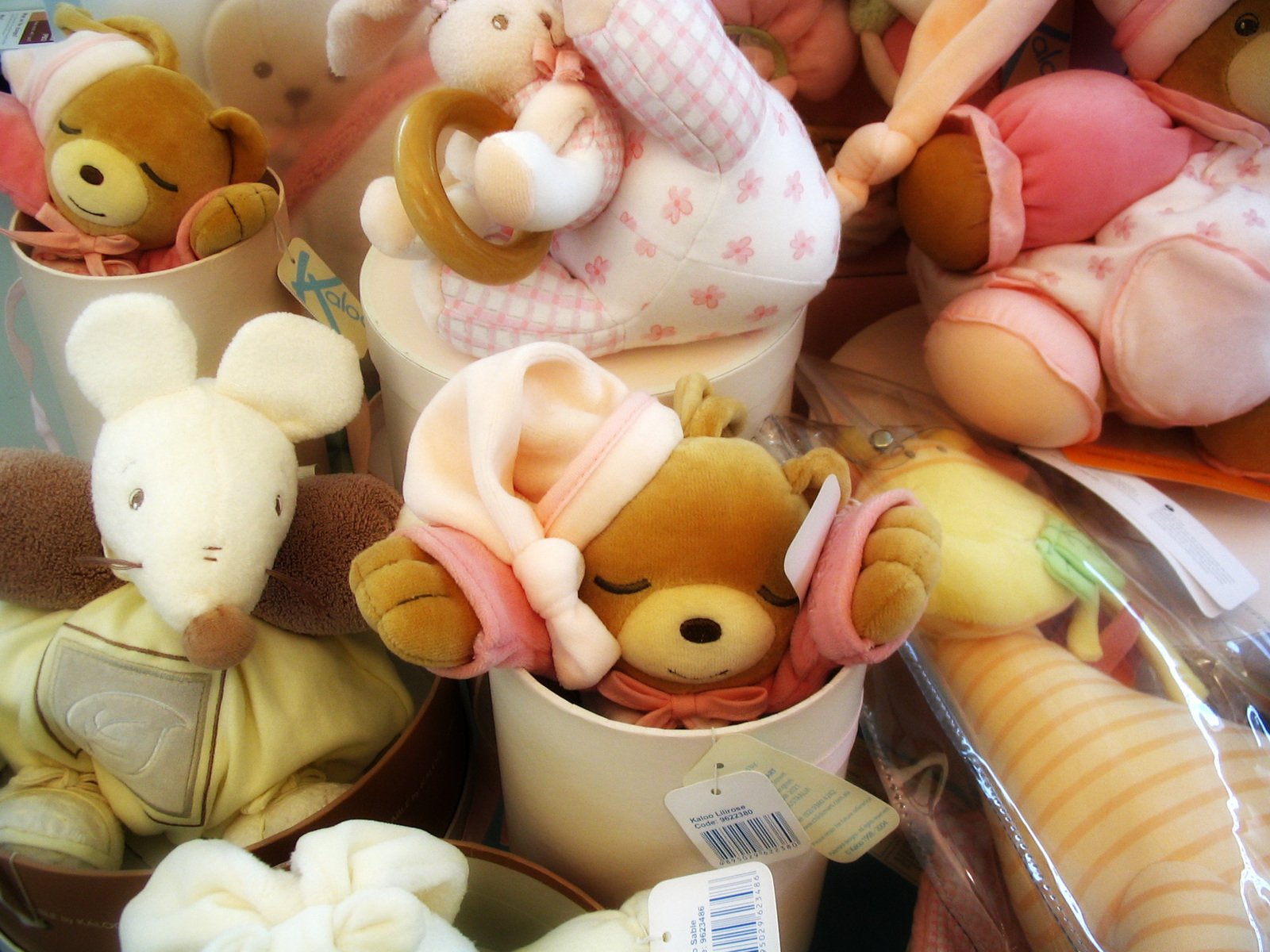 small teddy bears with their mom are sitting in little baskets