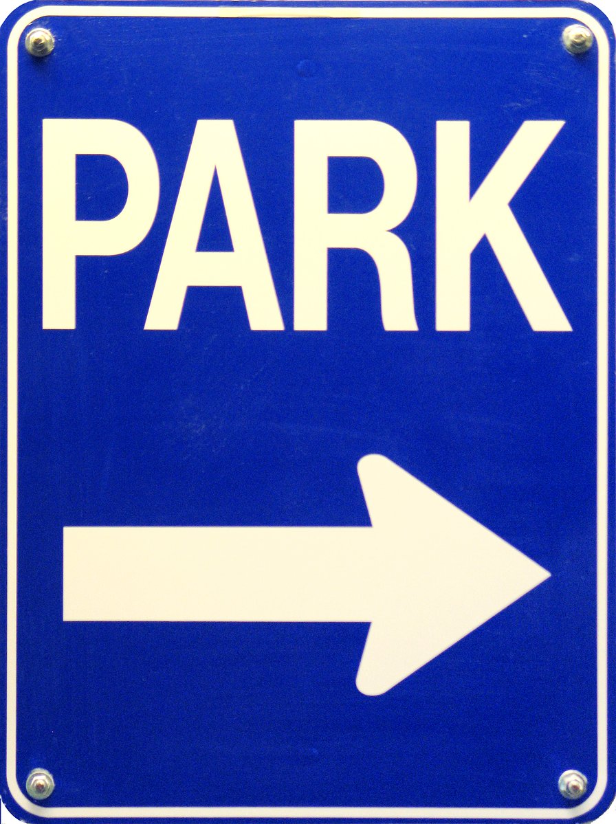 there is a parking sign pointing to a right