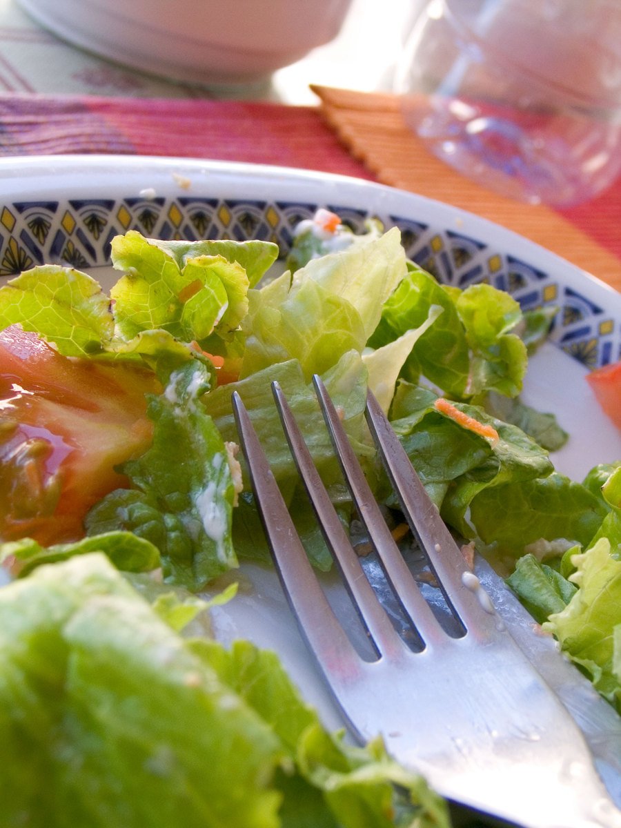 the salad is sitting on the plate and ready to be eaten