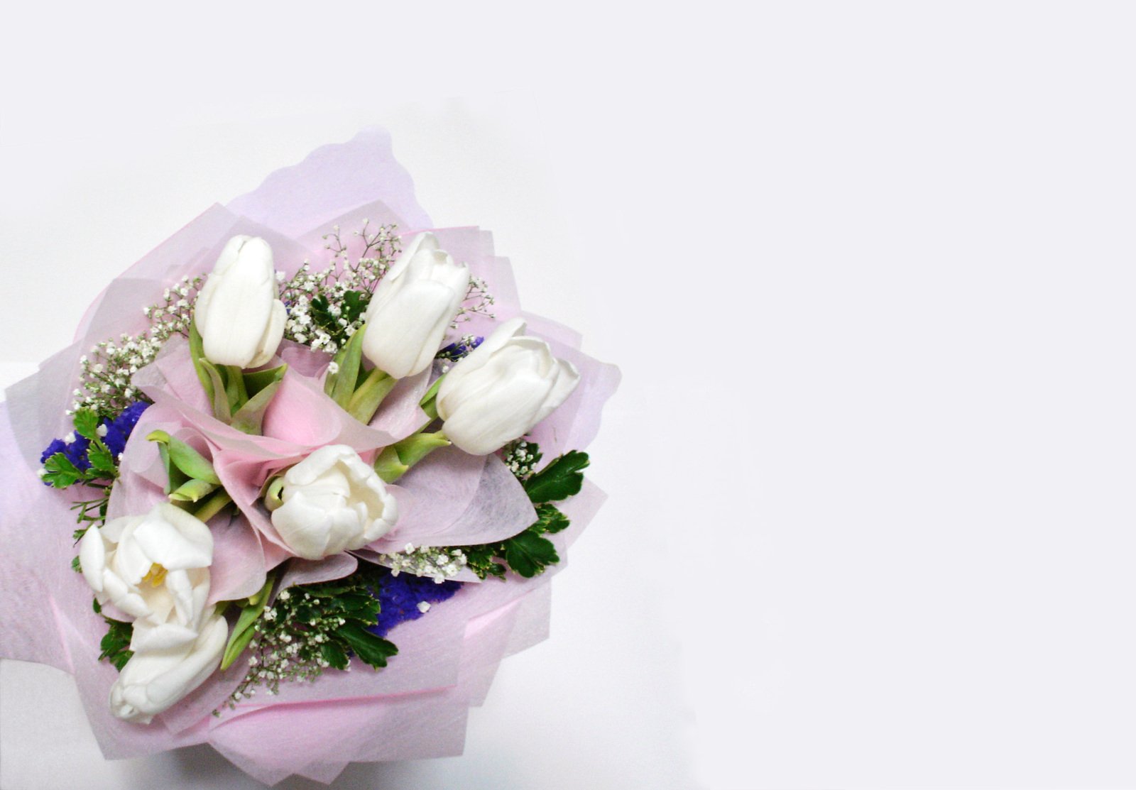 a bouquet of flowers with roses is sitting on the table