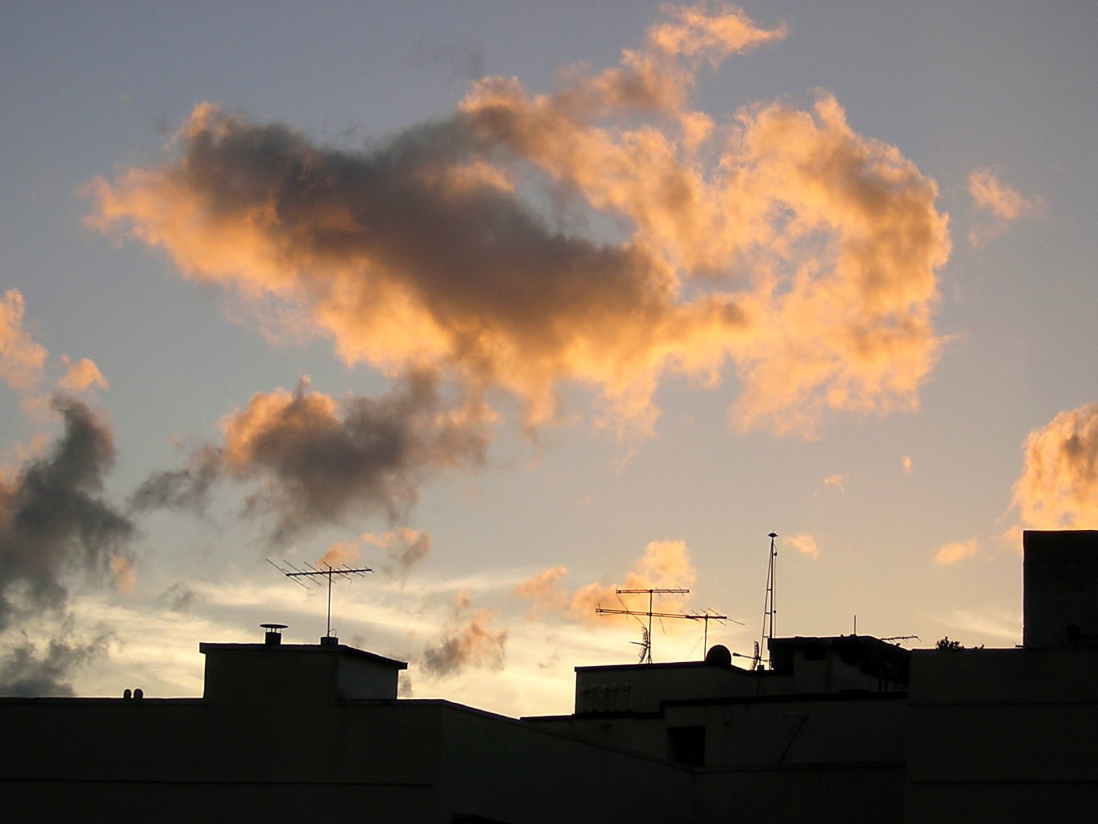 the clouds are very cloudy in this sky