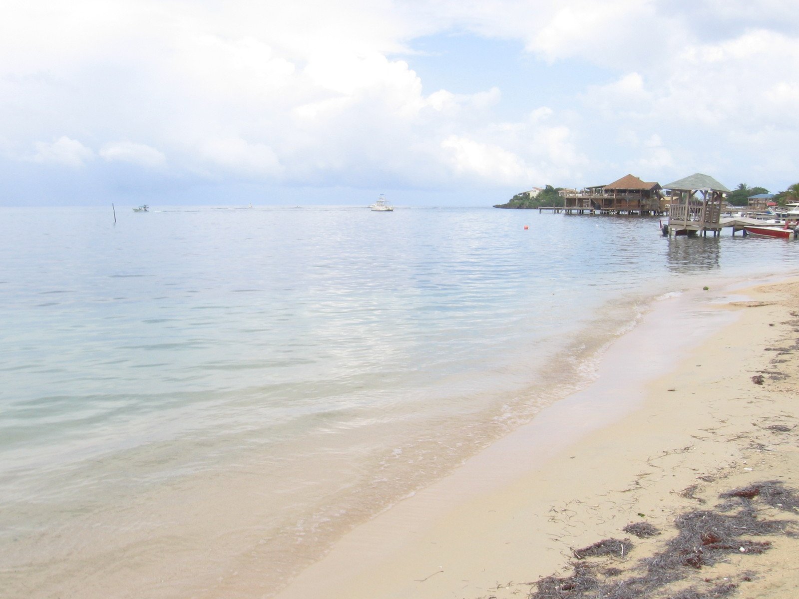 a beach that has several different small boats on it