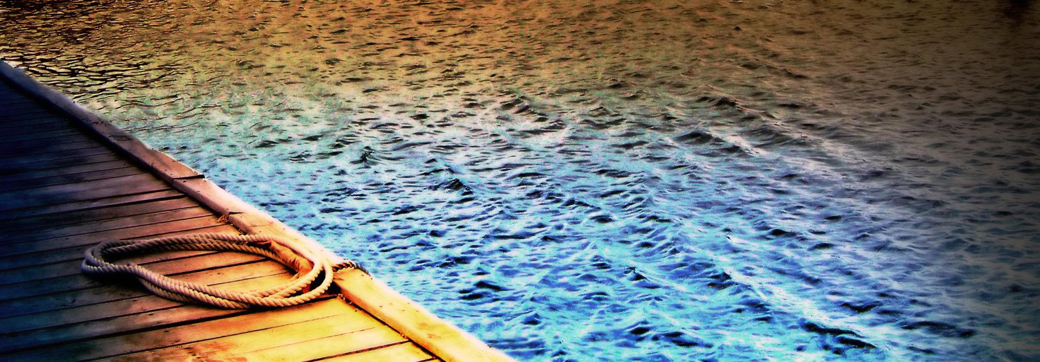 a boat is sitting in the water near the dock