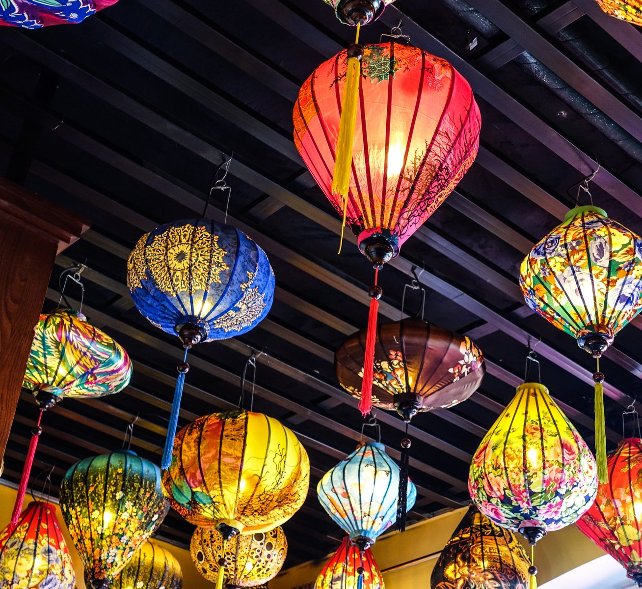 lights hanging from the ceiling of a restaurant