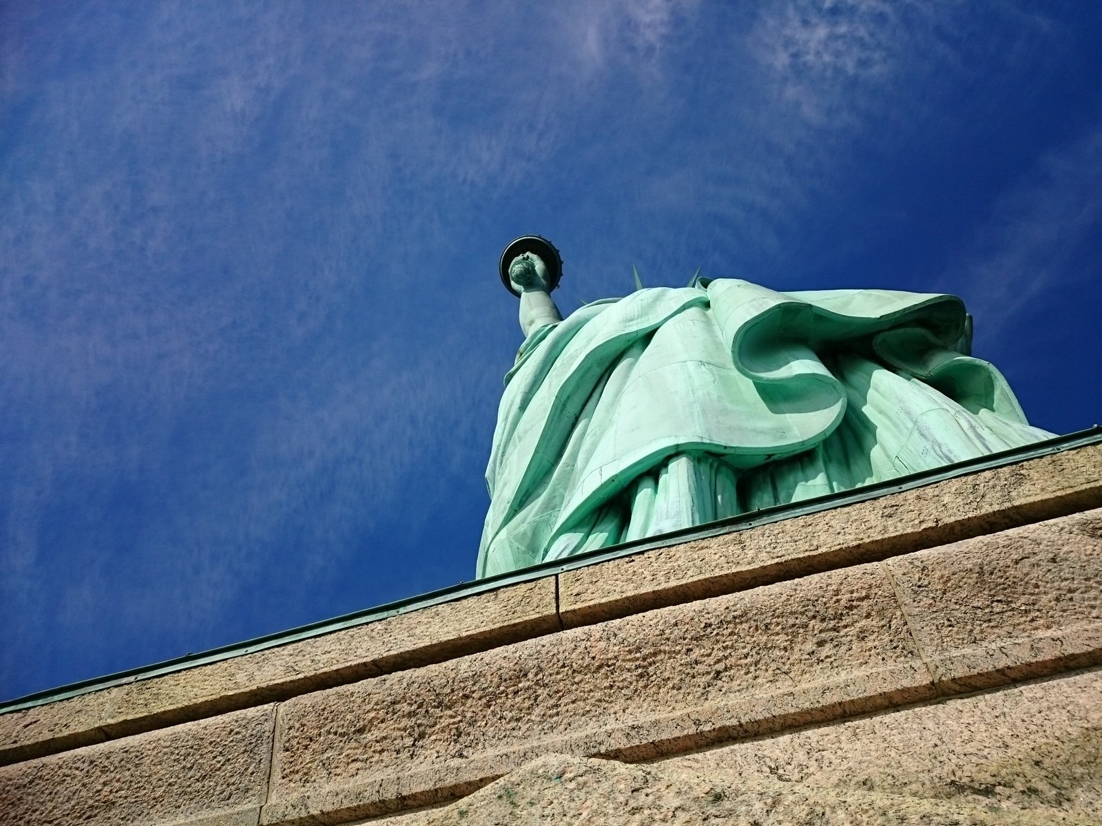 the statue of liberty's head and hands are in perspective
