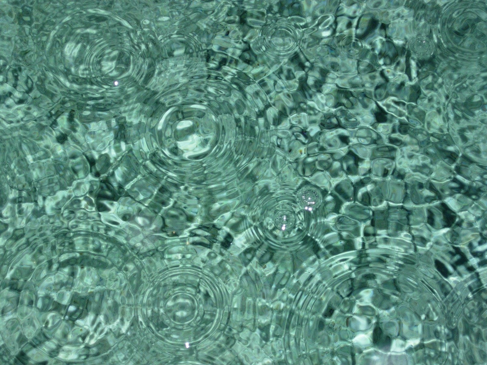 some water in a large pool that has ripples