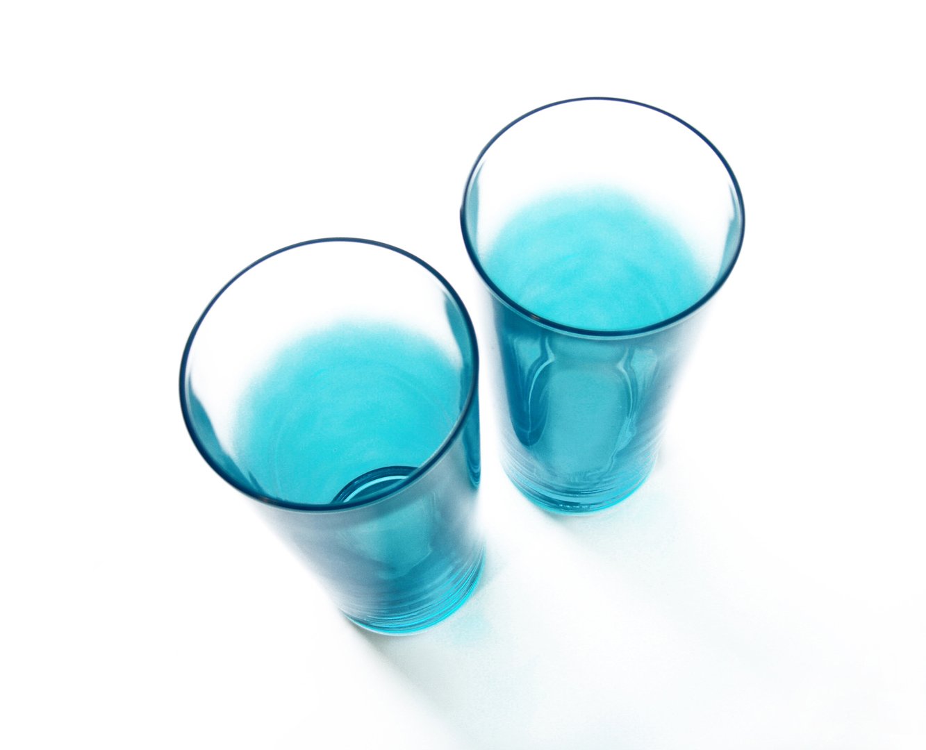 there are two glasses filled with blue liquid