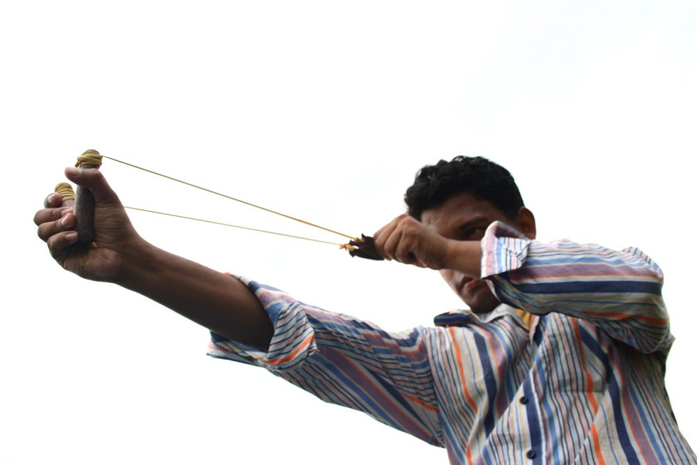 a man is holding up his hand to string soing