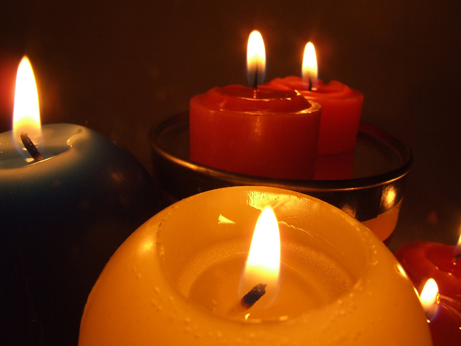 several candles are sitting around the small bowl