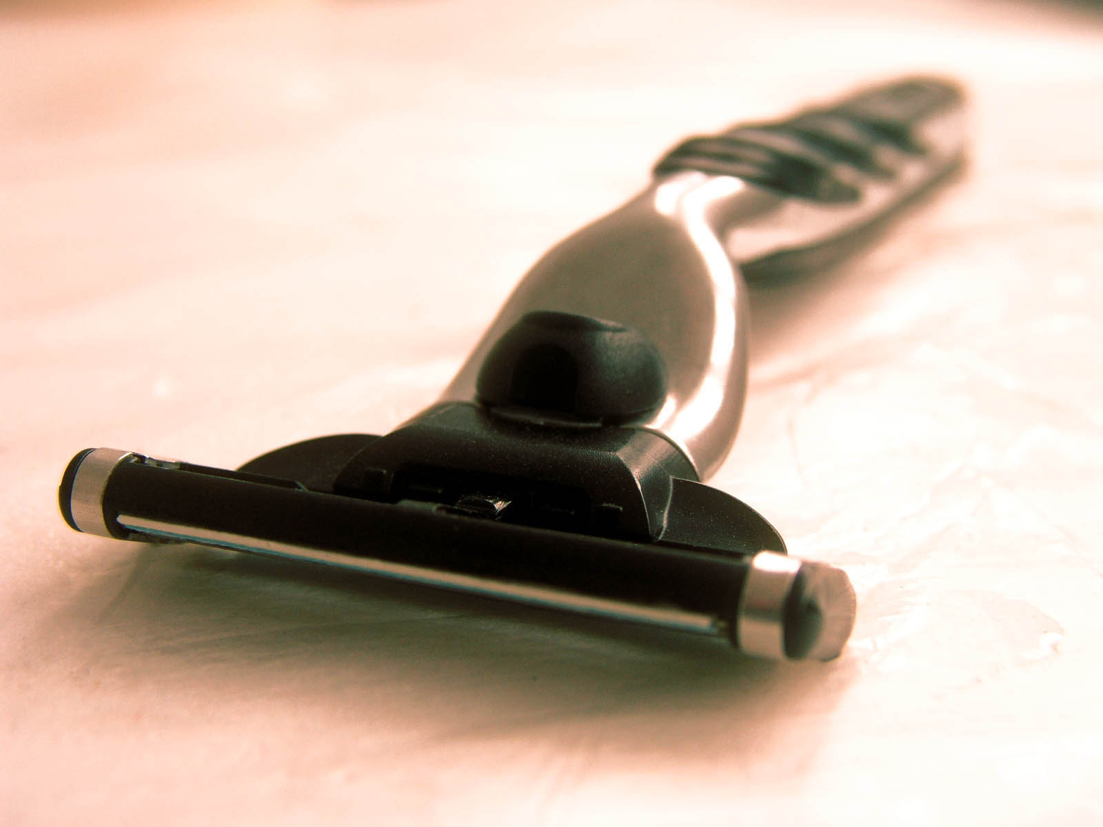 a closeup s of the side view of an electric razor