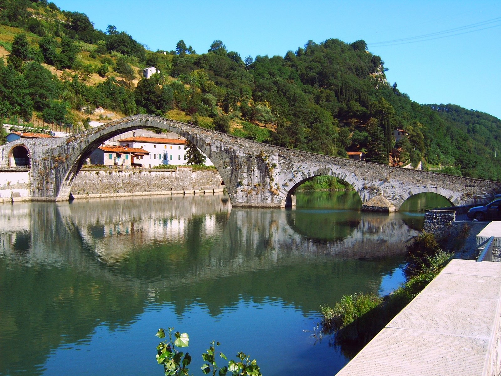 the old bridge has two arches over it