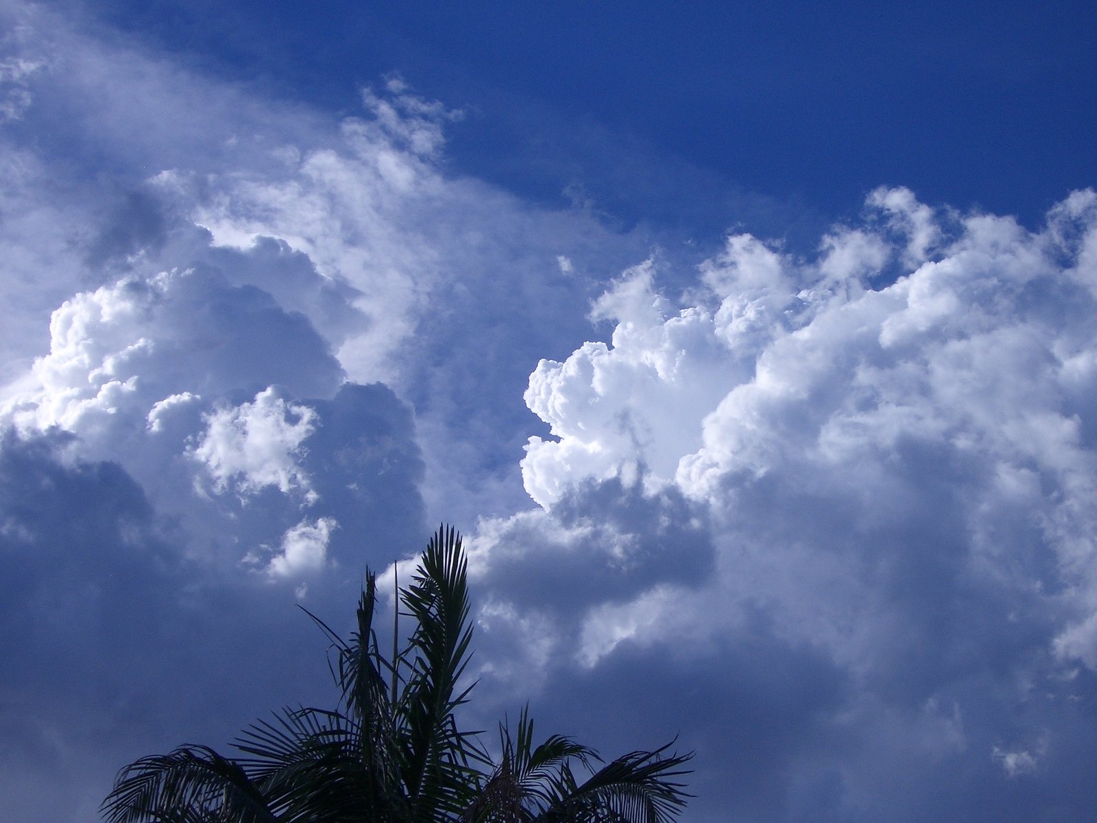 a po of the sun shining behind some clouds