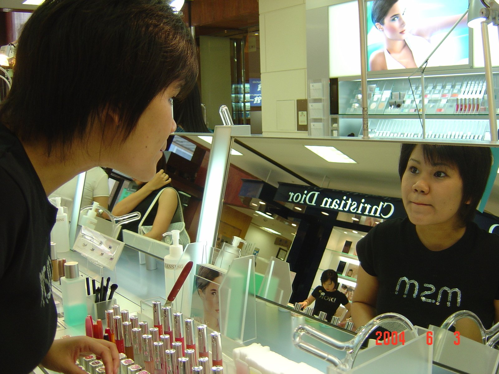 a women looking at her mirror in a beauty shop