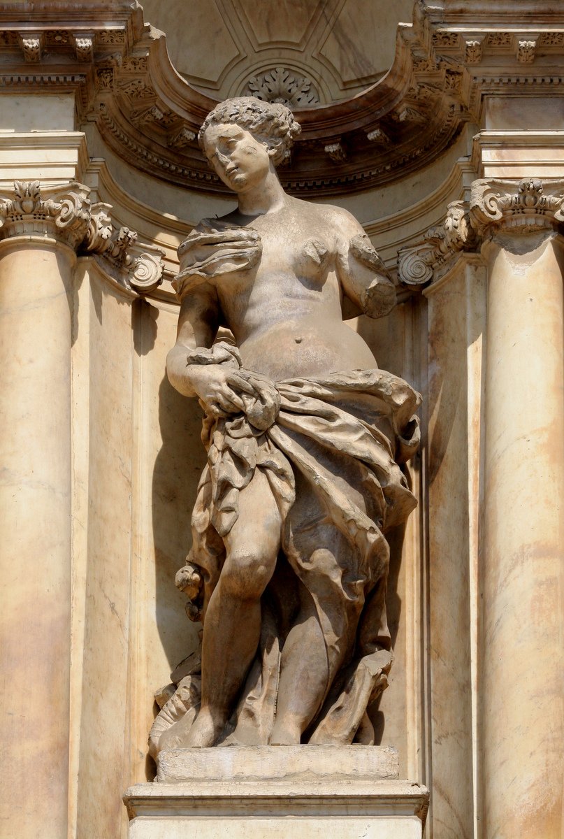 a statue depicting a woman in the center of two columns