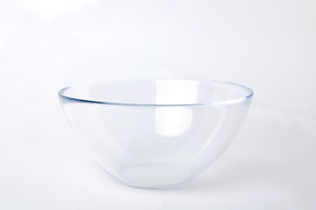the bowl on the table is full of clear water