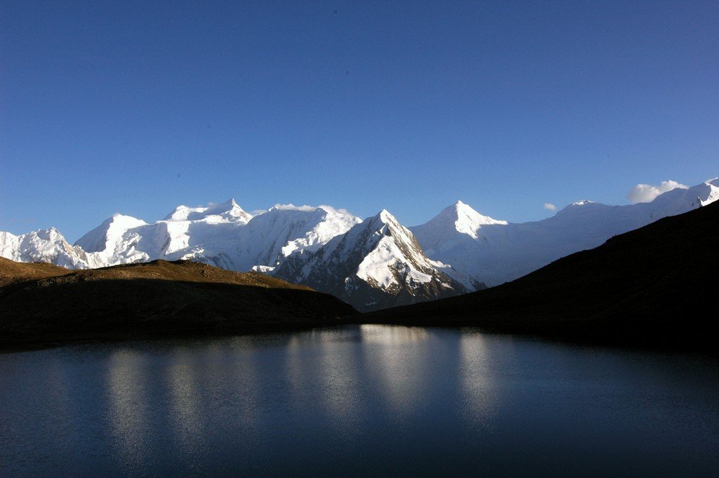 the mountain range near a body of water