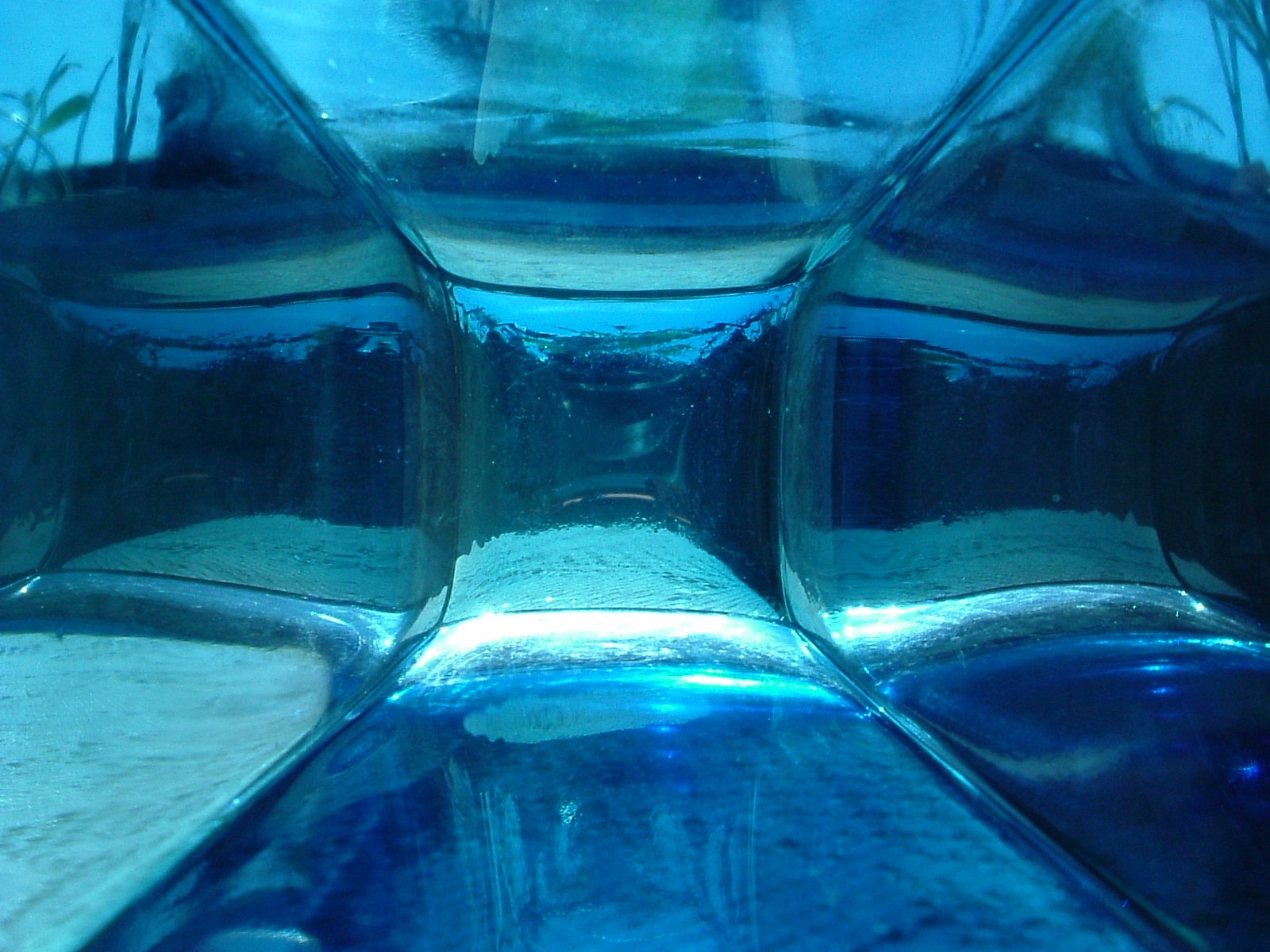 a glass vase is shown in color and pattern