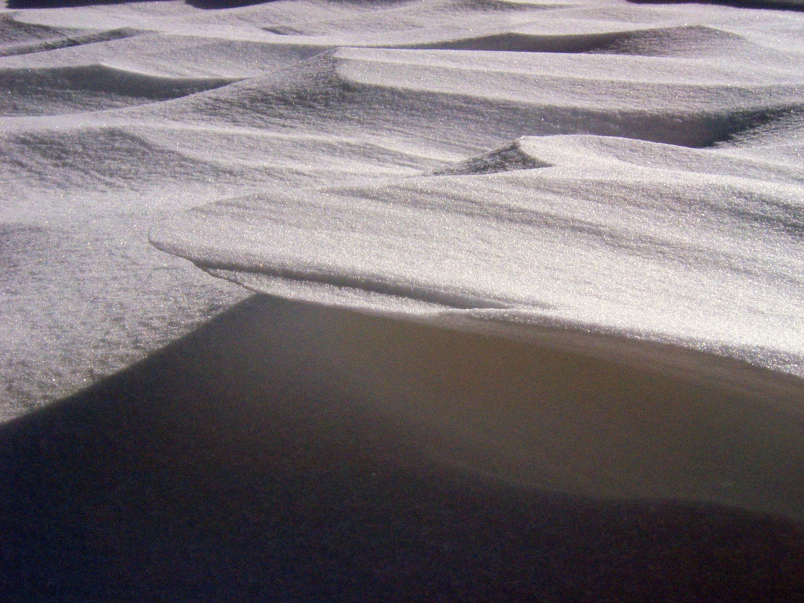 sand dunes that look like they are covered in the sand