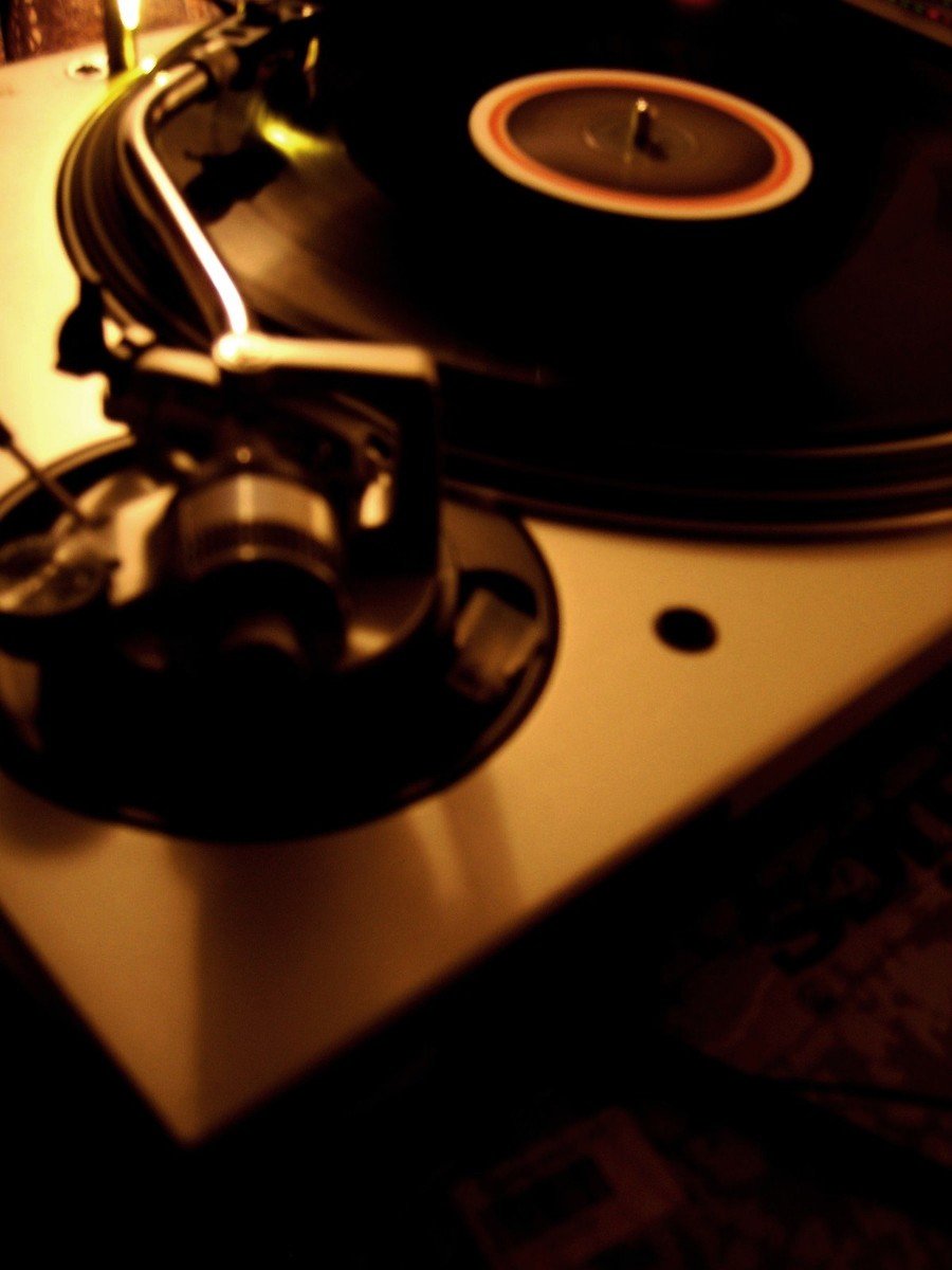 a record player that is standing on some kind of table