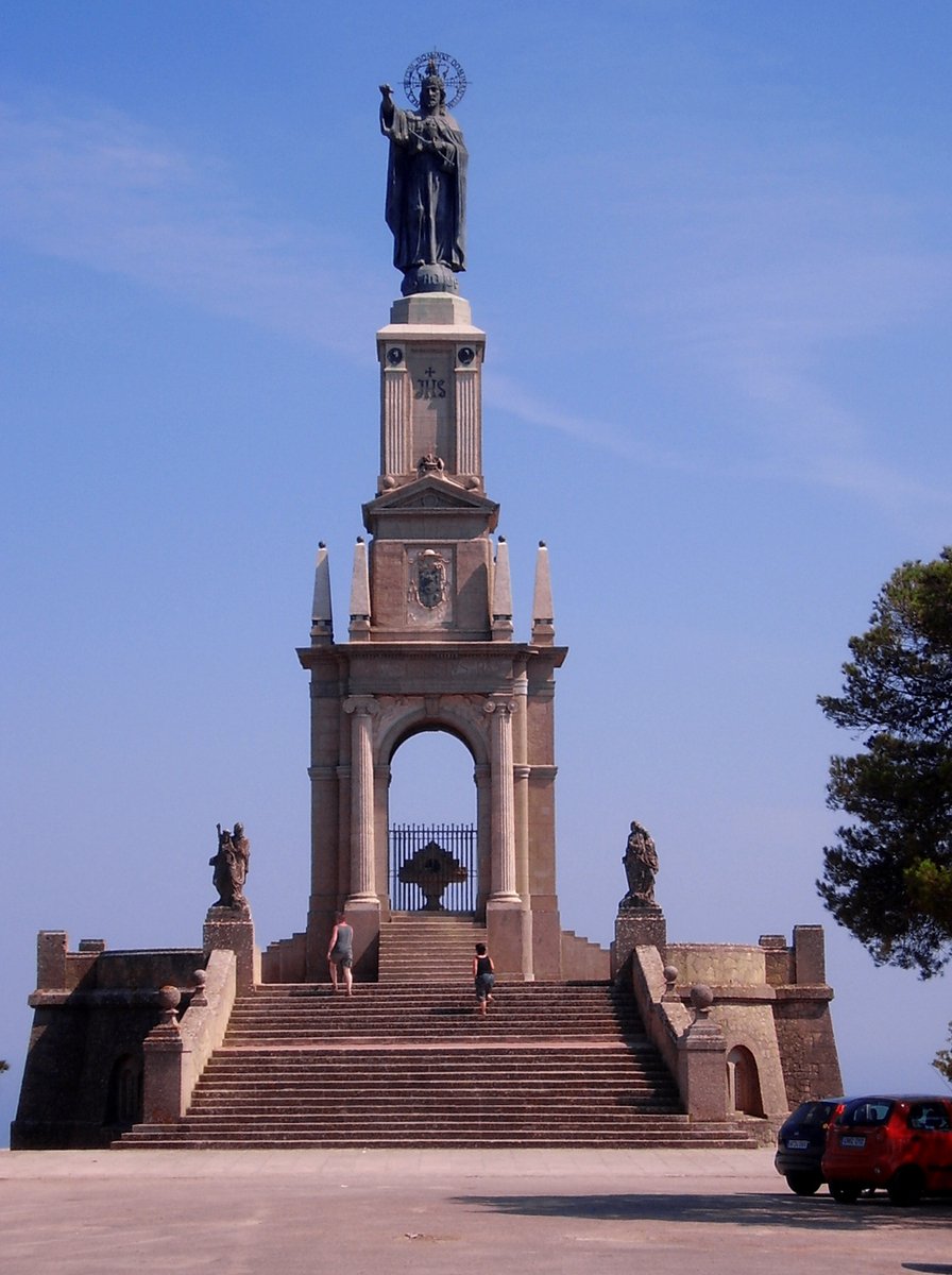 a statue is standing on top of a stairway