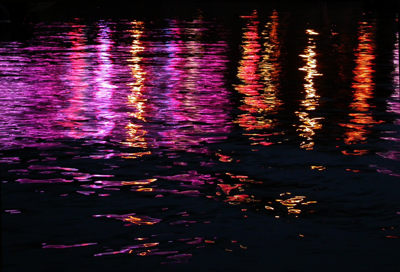 many bright colors are reflected in the water