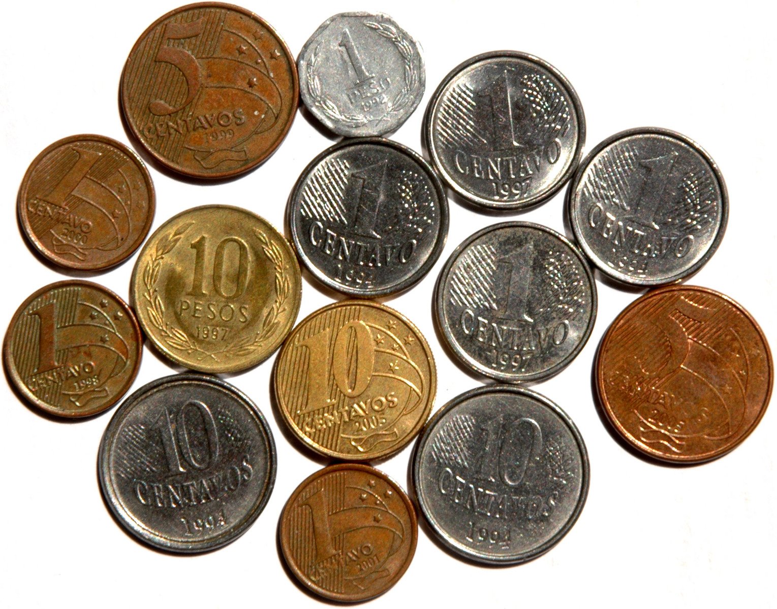 different indian cents are grouped into a heap