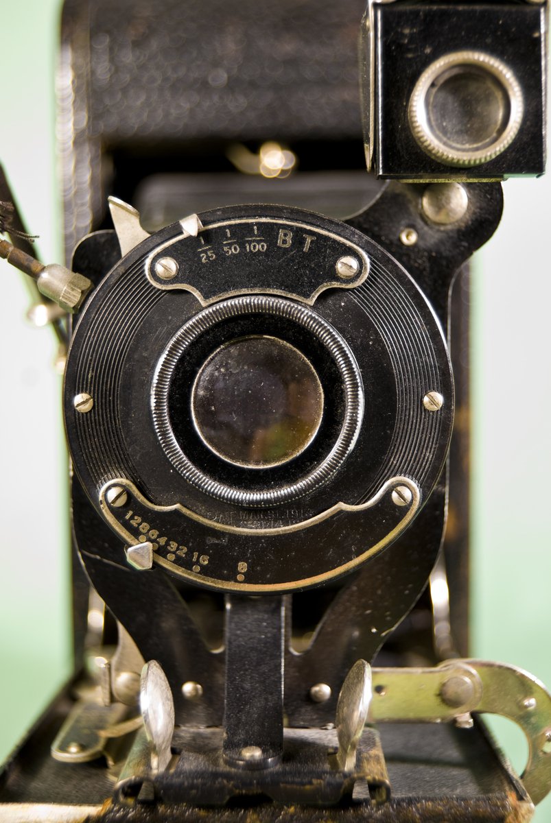 a picture of an antique camera
