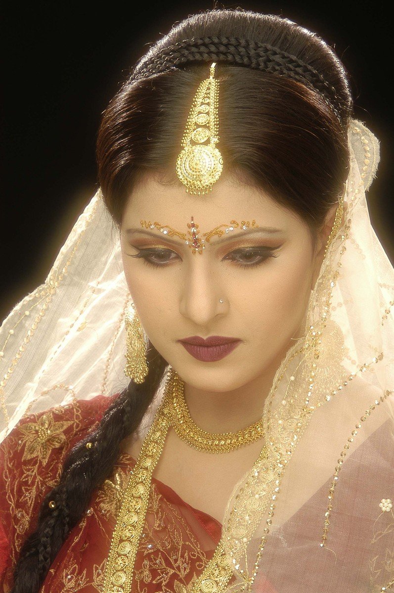 beautiful bridal wearing an orange bridal with gold embellishments