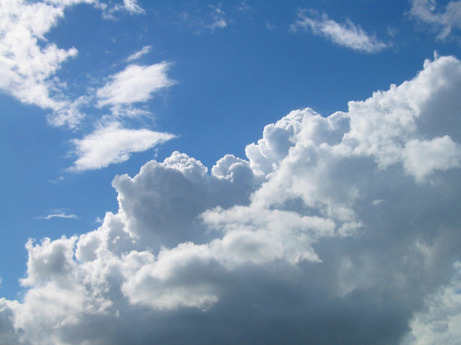 this is an image of the sky with some clouds