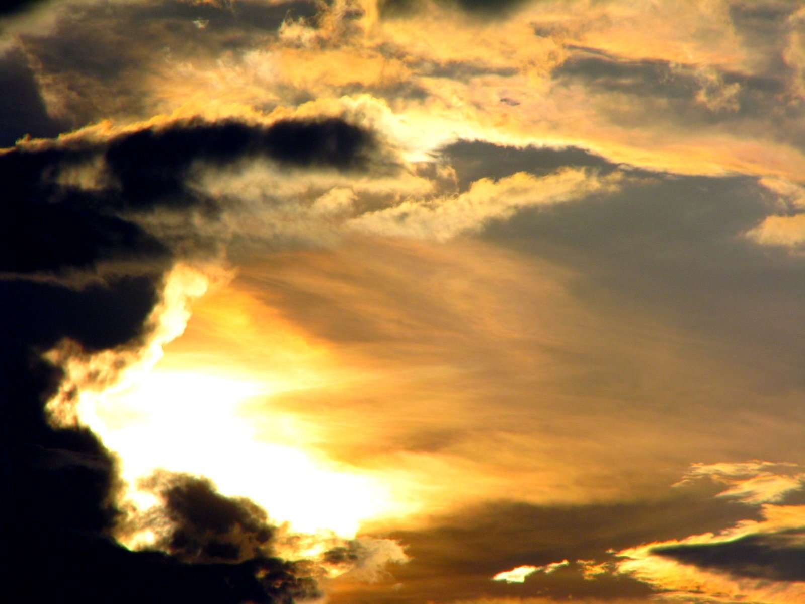 an airplane that is flying in the sky