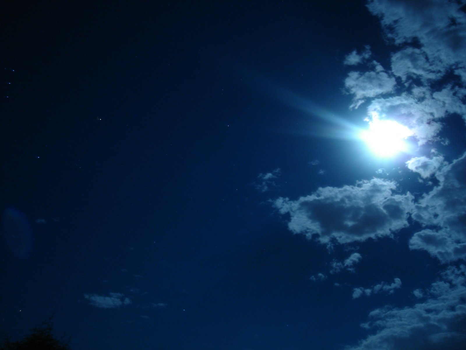 the sun shines brightly through the clouds over a grassy field