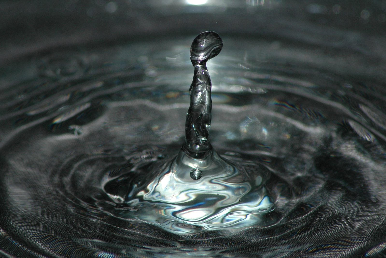 a gray colored water splash with water droplets
