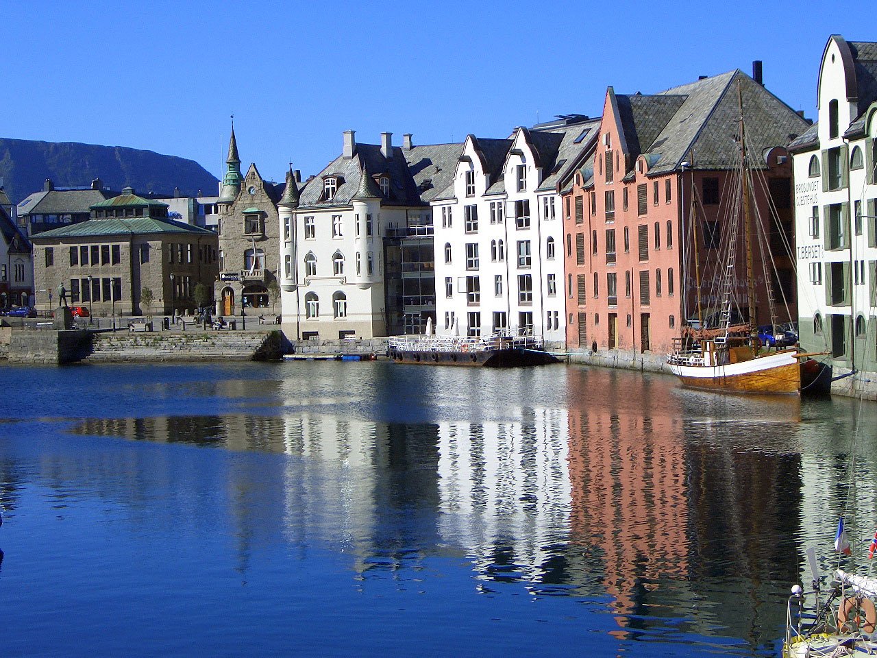 the houses are close together in front of a river