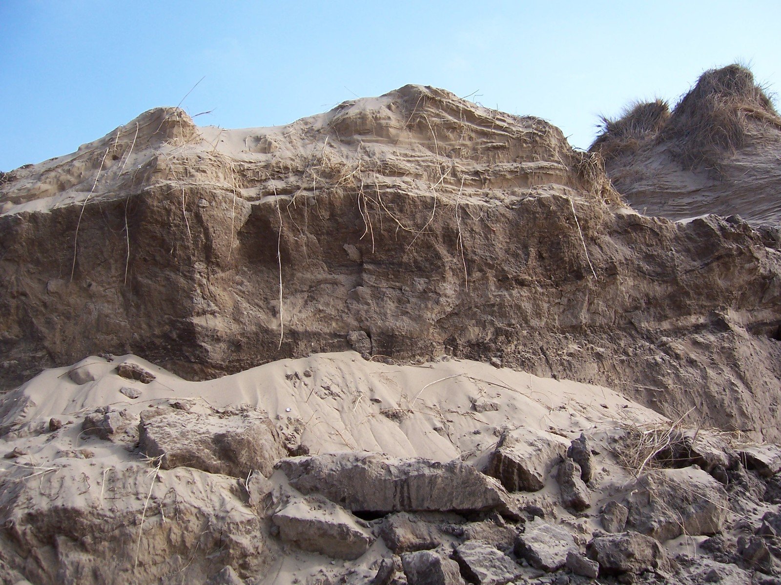 the sand is thick and rocky as it rises