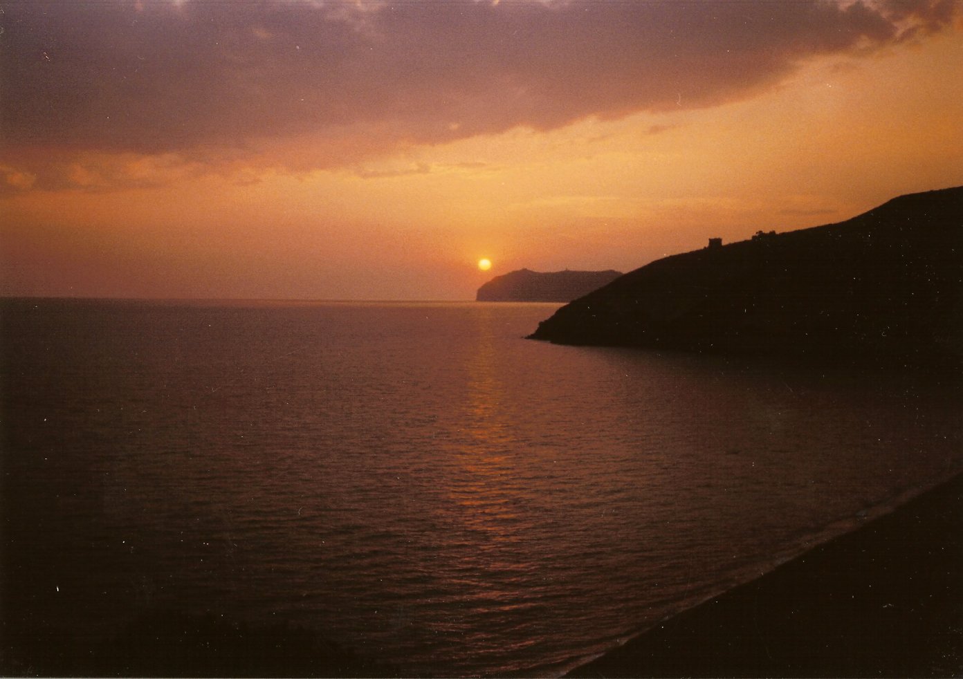 the sunset as the sun goes down over the sea
