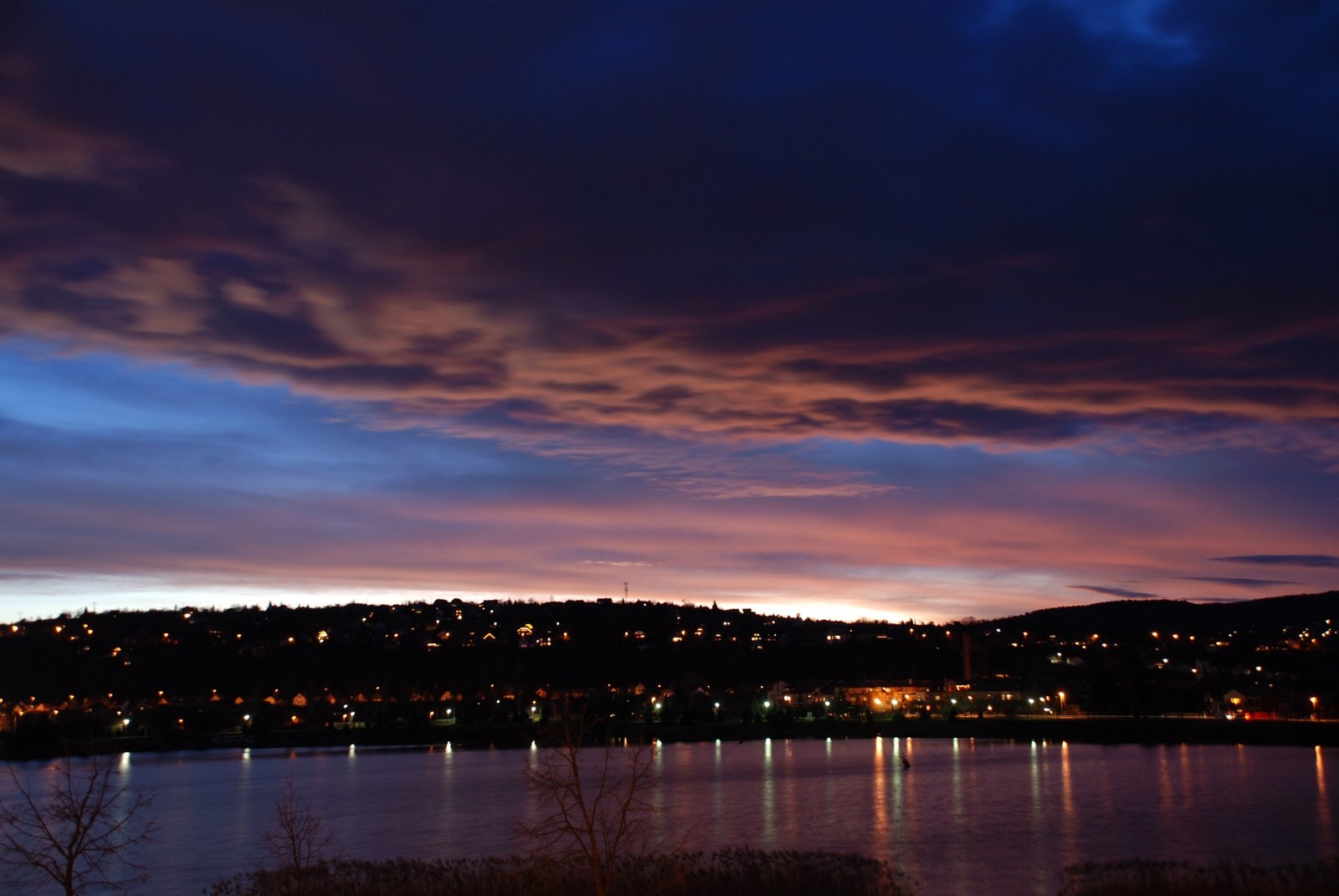 a very pretty view of a big beautiful city at sunset